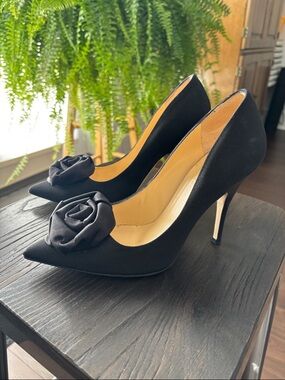 Kate Spade Black Pointed-Toe Pumps with Rosette Accent size 6 1/2